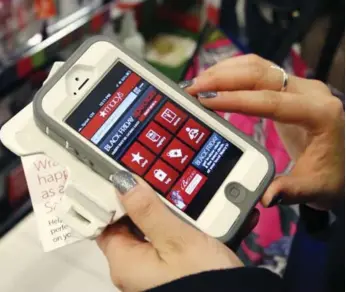  ?? MICHAEL DWYER/THE ASSOCIATED PRESS ?? Shoppers are using their mobile phones to compare retailer prices in real time and find the best deals.