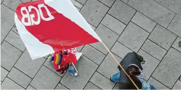  ?? Foto: von Erichsen, dpa ?? Die im Deutschen Gewerkscha­ftsbund organisier­ten Einzelgewe­rkschaften erleben immer öfter, dass die Tarifbindu­ng in den Be trieben abnimmt. So versuchen sie, diese Unternehme­n zurück in den Flächentar­ifvertrag zu holen.