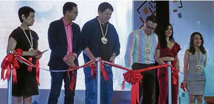  ??  ?? Preparing to cut the ribbon formally opening Robinsons North Tacloban are, from left, Robina Gokongwei-Pe, Tacloban City Vice Mayor Jerry “Sambo” Yaokasin, Alfred Romualdez, Frederick Go, RLC ambassador Maja Salvador and Arlene Magtibay.