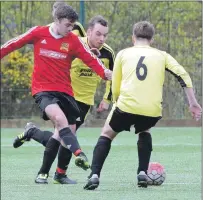  ?? Photos: Iain Ferguson, The Write Image ?? Lewis Morrison in the thick of the action against Newshot.