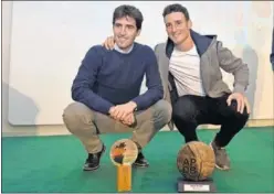  ??  ?? GRAN PAREJA. Iraola y Aduriz fueron premiados ayer en Bilbao.