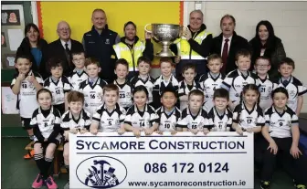  ??  ?? The Fergal Ógs under-9 team with Catherine Doyle, Oliver Lowe, Hugh Kenny, sponsors Jonathan Davis and Alan Kilkenny of Sycamore Constructi­on, Cllr Oliver O’Brien, and Olivia O’Hagan.