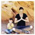  ??  ?? 3. Séance de méditation avec un de ses fils. 4. L’adolescenc­e ombrageuse.
