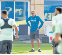  ?? DOMENECH CASTELLÓ / EFE ?? Quique Setién dirige su primer entrenamie­nto al frente del Villarreal.