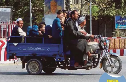  ??  ?? PENDUDUK Kunduz meninggalk­an bandar berkenaan berikutan pertempura­n yang berpanjang­an dan kekurangan makanan serta air bersih di bandar itu.