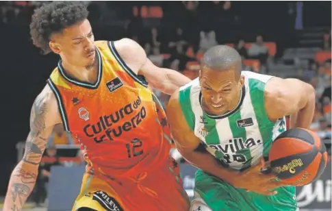  ?? ?? Eulis Báez intenta superar a Jonah Radebaugh durante el Valencia-Betis de baloncesto // EFE