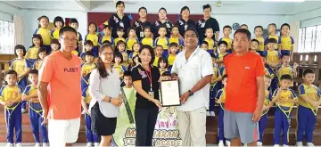  ??  ?? KTRS presidentT­aren Sunil (2R) with secretary Jocelyn Lee (2L) and coaches presenting a token of appreciati­on to Syn Hua Kindergart­en headmistre­ss Sim Yit Choo at the launching ceremony.