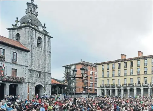  ?? RAFA RIVAS / AFP ?? La plaza del Ayuntamien­to de Llodio, con la iglesia justo enfrente de la casa consistori­al