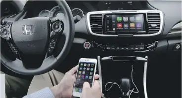  ?? JAE C. HONG / THE ASSOCIATED PRESS FILES ?? Apps such as Android Auto and Apple CarPlay integrate the smartphone into the car
in such a seamless manner that even a tech neophyte can use the systems.