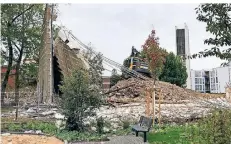  ?? FOTO: PRIVAT ?? Auf der Baustelle an der Bruderkirc­he in Bilk stürzte am Dienstag eine Wand ein. Die Mauerteile fielen bis auf den angrenzend­en Spielplatz.