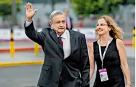  ??  ?? Andrés Manuel López Obrador y Beatriz Gutié-