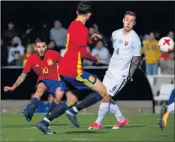  ??  ?? GOLAZO. Ceballos marcó el tercero de España tras una gran acción.