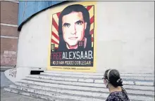  ?? ARIANA CUBILLOS — THE ASSOCIATED PRESS ?? A pedestrian walks near a poster asking for the freedom of Colombian businessma­n and Venezuelan special envoy Alex Saab in Caracas, Venezuela. on Saturday, Saab was put a plane Saturday to face moneylaund­ering charges, a senior U.S. official confirmed.