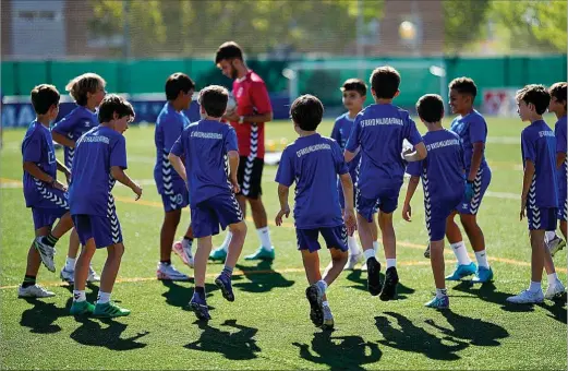  ?? ÁNGEL NAVARRETE ?? Un grupo de niños de las categorías del Rayo Majadahon, ayer por la tarde, en un entrenamie­nto.