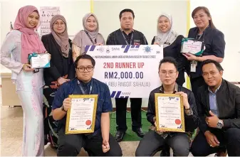  ?? ?? Doria (second left ) and representa­tives of JPAN Governance and Corporate staff take a commemorat­ive photo while holding the prizes won at the SOWC closing ceremony.