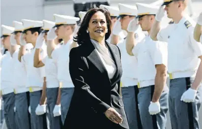  ?? PETER FOLEY / EFE ?? Kamala Harris pronunció ayer el discurso durante la graduación de cadetes en West Point