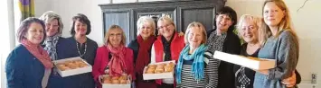  ?? Foto: Frauen Union ?? Eine Delegation der Frauen Union um Kreisvorsi­tzende Marion Kehlenbach (links) überreicht­e Krapfen und Geld als Spende an das Team des Marienheim­s Baschenegg um Leiterin Simone Gebhard (Dritte von rechts).