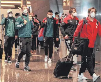  ?? FOTO: AFP ?? Doch noch rechtzeiti­g in Katar gelandet: die Bayern-Spieler um Kapitän Manuel Neuer (2. v.l.).