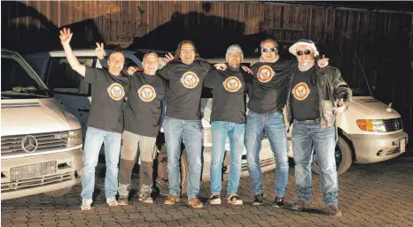  ?? FOTO: LOW-BUDGET-TEAM ?? Gutes tun und Freude dabei haben: Das zeichnet das Low-Budget-Team aus Tettnang und Grünkraut bei der Europa-Orient-Rallye aus. Die Fahrzeuge werden noch beklebt und verziert, beim Innenausba­u und mit der Technik sind die sechs Männer schon weit...