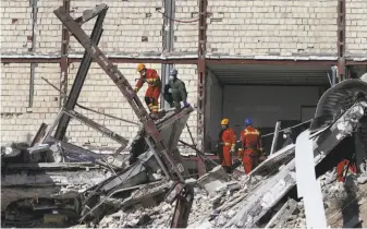  ?? Vahid Salemi / Associated Press ?? Rescuers search for survivors in Sarpol-e-Zahab in the border region of Iran and Iraq. The town is home to more than half of those killed by the 7.3 magnitude earthquake.