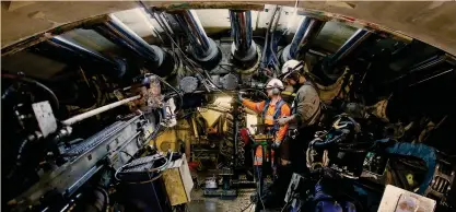  ?? AP ?? La sfida dell’alta velocità.Gli ingegneri al lavoro con una macchina ”talpa” lunga 140 metri in un tunnel ferroviari­o tra Torino e Lione