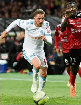  ??  ?? Grégory Sertic avait la lourde tâche de remplacer Adil Rami suspendu. Malheureus­ement, il n’a pu empêcher le retour des Guingampai­s déchaînés après la pause. L’OM reste au pied du podium et pourrait se faire distancer par Lyon et Monaco. (Photo AFP)