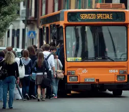  ?? ?? Direzione scuola Studenti in coda mentre salgono su un autobus dedicato dall’Azienda Trasporti Verona al servizio scolastico