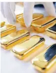  ?? FOTO: ULI DECK/DPA ?? Sicherer Hafen für viele Anleger: In Krisenzeit­en gilt Gold oftmals als risikoarme Anlage.