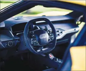  ??  ?? El interior del GT , repleto de componente­s electrónic­os. El Ford GT de 2017, uno de los súper deportivos más avanzados. Prueba de impacto realizada en los Laboratori­os de Ford Motor Company con tres tipos de cristales de 10 milímetros de espesor. En...