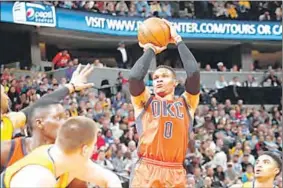  ??  ?? Russell Westbrook van Oklahoma City Thunder schiet twee punten binnen. Hij heeft daarmee het 55-jaar oude NBA-record van Oscar Robertson verbroken. (Foto: Nusport)