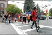  ?? TANIA BARRICKLO — DAILY FREEMAN FILE ?? Students and parents cross Wall Street in front of George Washington Elementary School in Kingston last month.