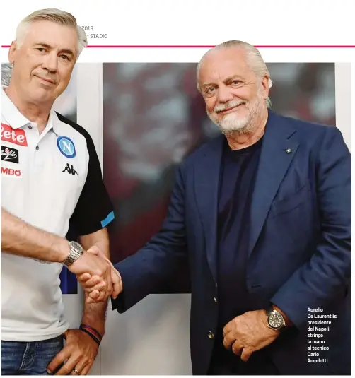  ??  ?? Aurelio De Laurentiis presidente del Napoli stringe la mano al tecnico Carlo Ancelotti