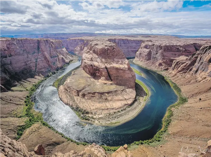  ?? — PHOTOS: ORI NEVARES ?? This remarkable panaromic shot captures the Horseshoe Bend of the mighty Colorado River near the town of Page, Ariz.