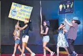  ?? BACHCHAN KUMAR ?? Scared Heart School, Vashi students send out a message of saving water during their annual day celebratio­ns.