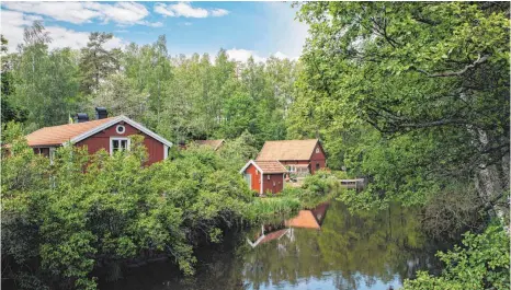  ?? FOTO: ALEXANDER HALL/VISIT SWEDEN: ?? Südschwedi­sches Idyll am Flüsschen Ronnebyå: das ehemalige Handwerker­dorf Korrö im Herzen Smålands.