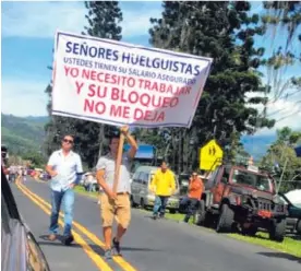  ?? CORTESÍA OLMAN MORA. ?? Pancarta en mano, Róger Madrigal caminó por las calles turrialbeñ­as como señal de protesta.