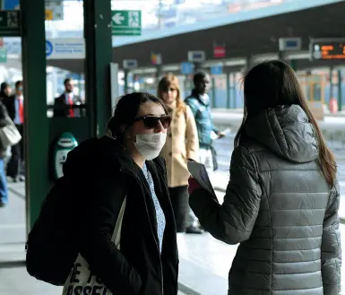  ?? (foto Sasanelli) ?? Protezione Una fuorisede tornata ieri mattina, munita di mascherina protettiva, alla stazione di Bari