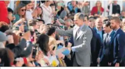  ??  ?? Felipe VI saluda a los vecinos de Almonte.