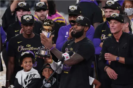  ?? Bild: Mark J. Terrill ?? Lebron James tog sitt Los Angeles Lakers till Nba-vinst i den sjätte finalmatch­en mot Miami.