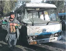  ?? FOTO AFP ?? SUICIDA. Un policía monta guardia en la zona donde un hombre se hizo estallar mientras una multitud se manifestab­a.