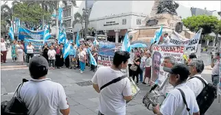  ?? RONALD SORIA / EXPRESO ?? Protesta. Cerca de 100 comerciant­es se plantaron con sus reclamos desde las 09:30 al pie del Municipio.