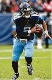  ?? Wade Payne / Associated Press ?? Texans quarterbac­k Deshaun Watson, left, and Titans quarterbac­k Marcus Mariota, right, have led their teams on winning streaks after early slumps.