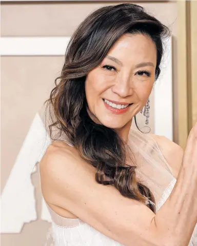  ?? ?? Jackie Chen otkrio je Yeoh kao vještu borkinju i kaskaderku još osamdeseti­h godina, što je kasnije dokazala u dirljivom filmu “Tigar i zmaj” (2000.) koji borilačke vještine kineskog wuxia filma pretvara u prekrasni filmski balet