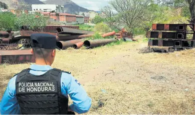  ??  ?? ESCENA. La mujer quedó bajo una estructura metálica y un colchón que habrían incendiado para matarla.