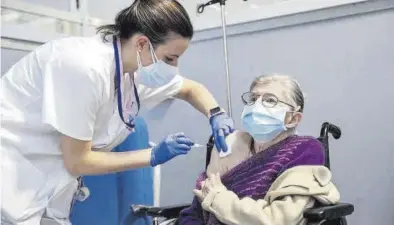  ?? EFE ?? Una mujer de 92 años de edad recibe una dosis de la vacuna contra el coronaviru­s.