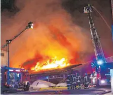  ??  ?? Die Feuerwehr ist mit 170 Kräften im Einsatz.