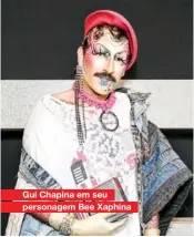  ??  ?? Gui Chapina em seu personagem Bee Xaphina Com um variado time de personalid­ades do mundo da moda, o agito se estende ao longo da madrugada, com direito a cardápio diverso de drinks e petiscos.