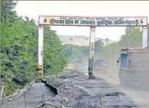  ?? HT PHOTO ?? Trucks at the entry point into Dipka town.