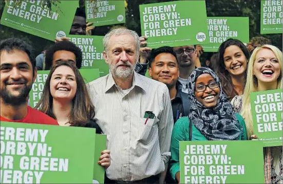  ?? ANDY RAIN / EFE ?? Jeremy Corbyn posa con un grupo de seguidores al término de la presentaci­ón de sus propuestas medioambie­ntales el viernes en Londres