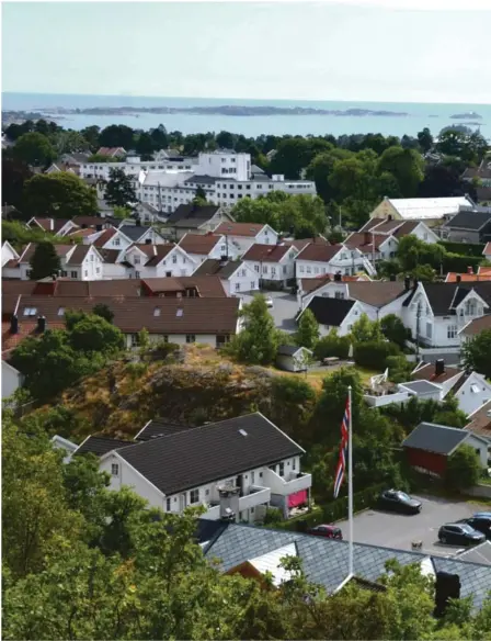  ??  ?? NYE EIERE: Mange eiendommer skiftet eiere i sommer. Det viser oversikten over eiendomsom­setningen i Grimstad. Bildet viser deler av sentrum.